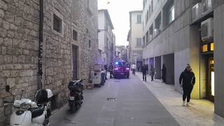 Ascoli Piceno - Lancia un televisore dalla finestra, tragedia sfiorata in centro